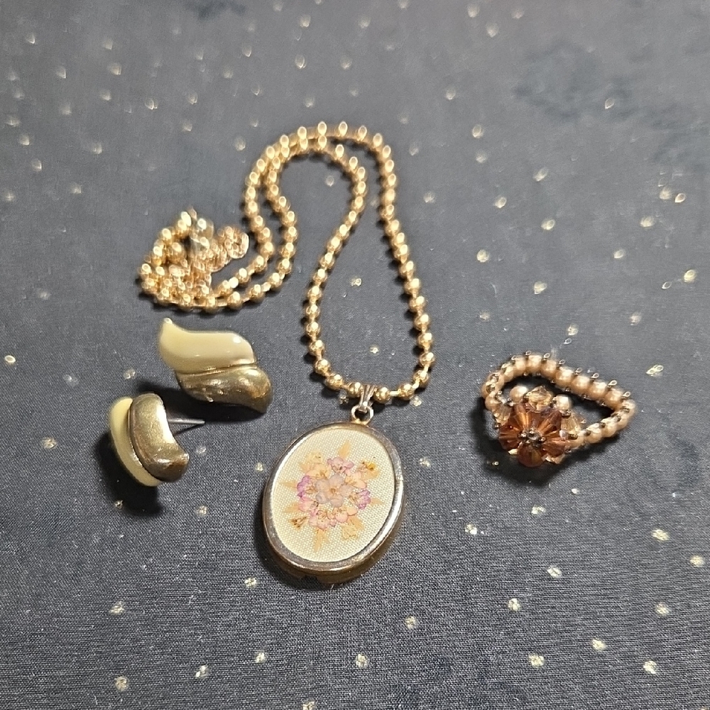 Gold and Cream Floral Pendant Necklace Set